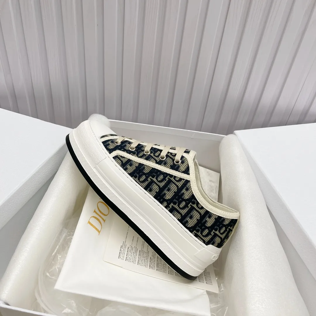 👟👟Ex-factory price 520👟👟 Spot high quality Dior )Flat sneakers are made of fully embroidered iconic patterns💎💎♦️Top quality in the market🎗Breaking hot model in foreign counters🎗Non-market ordinary imitation version🎗🔳The fabric is made of Italian🇮🇹imported fabric❗️Embroidered upper, original mold injection Logo frosted five-pointed star outsole🔳Inside imported lambskin + high elasticity injection molding mold Logo foam pads Number of yards: 35 to 41